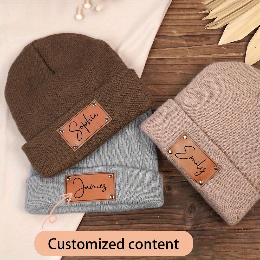 Knit Beanie Hat Warm - カスタム名入りレザーラベル付きニット帽。柔らかく暖かい、袖付きの冬用ニット帽。普段使いやアウトドアに最適なユニセックスのニット帽。
